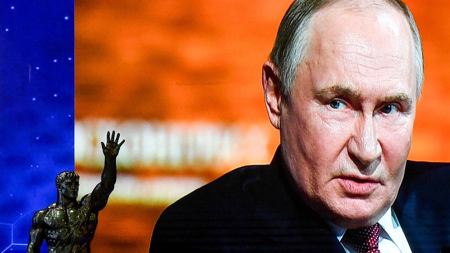 Auf einer großen Videowand ist Kremlchef Wladmir Putin beim St. Petersburger Wirtschaftsforum zu sehen. Der russische Präsident äußerte bei dem Kongress radikale Worte über die Ukraine. (Archivbild)