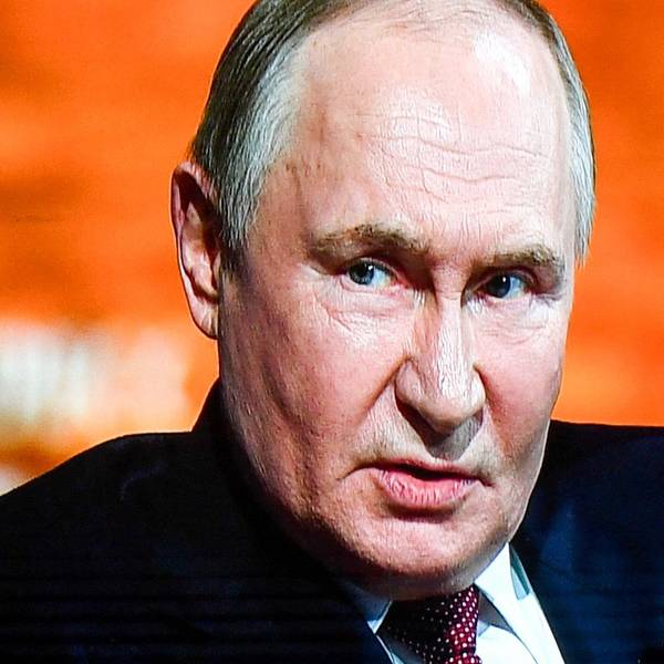Auf einer großen Videowand ist Kremlchef Wladmir Putin beim St. Petersburger Wirtschaftsforum zu sehen. Der russische Präsident äußerte bei dem Kongress radikale Worte über die Ukraine. (Archivbild)