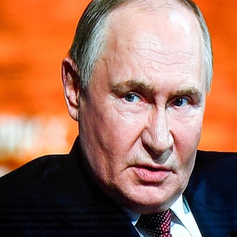 Auf einer großen Videowand ist Kremlchef Wladmir Putin beim St. Petersburger Wirtschaftsforum zu sehen. Der russische Präsident äußerte bei dem Kongress radikale Worte über die Ukraine. (Archivbild)