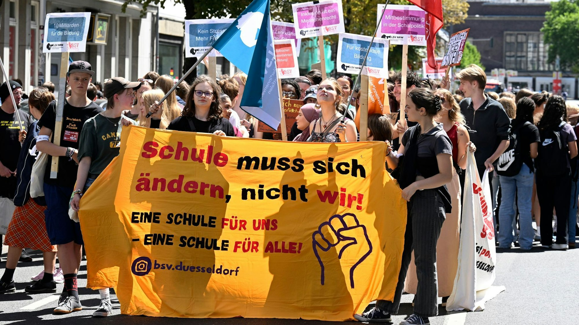 In Düsseldorf protestieren Schüler für bessere Lernbedingungen.