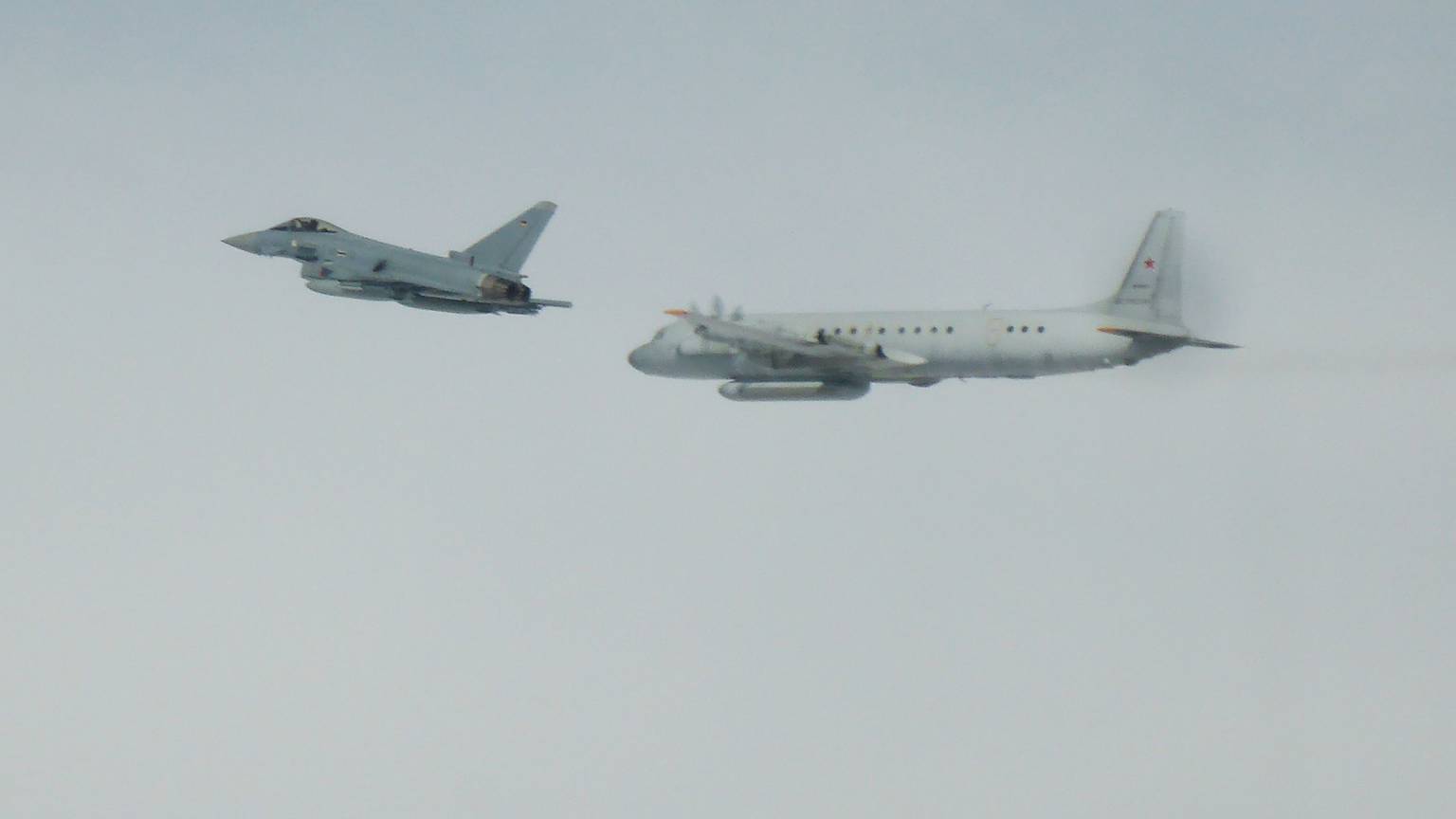 Auf dem Bild zu sehen ist ein Eurofighter der Bundeswehr (links) und ein russisches Aufklärungsflugzeug. Foto: -/Luftwaffe/dpa