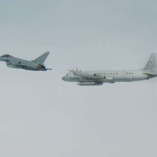 Auf dem Bild zu sehen ist ein Eurofighter der Bundeswehr (links) und ein russisches Aufklärungsflugzeug. Foto: -/Luftwaffe/dpa