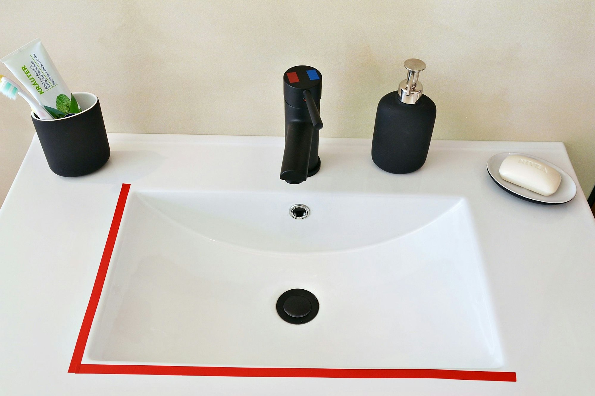 Das Bild zeigt ein Waschbecken, das rot umrandet ist.