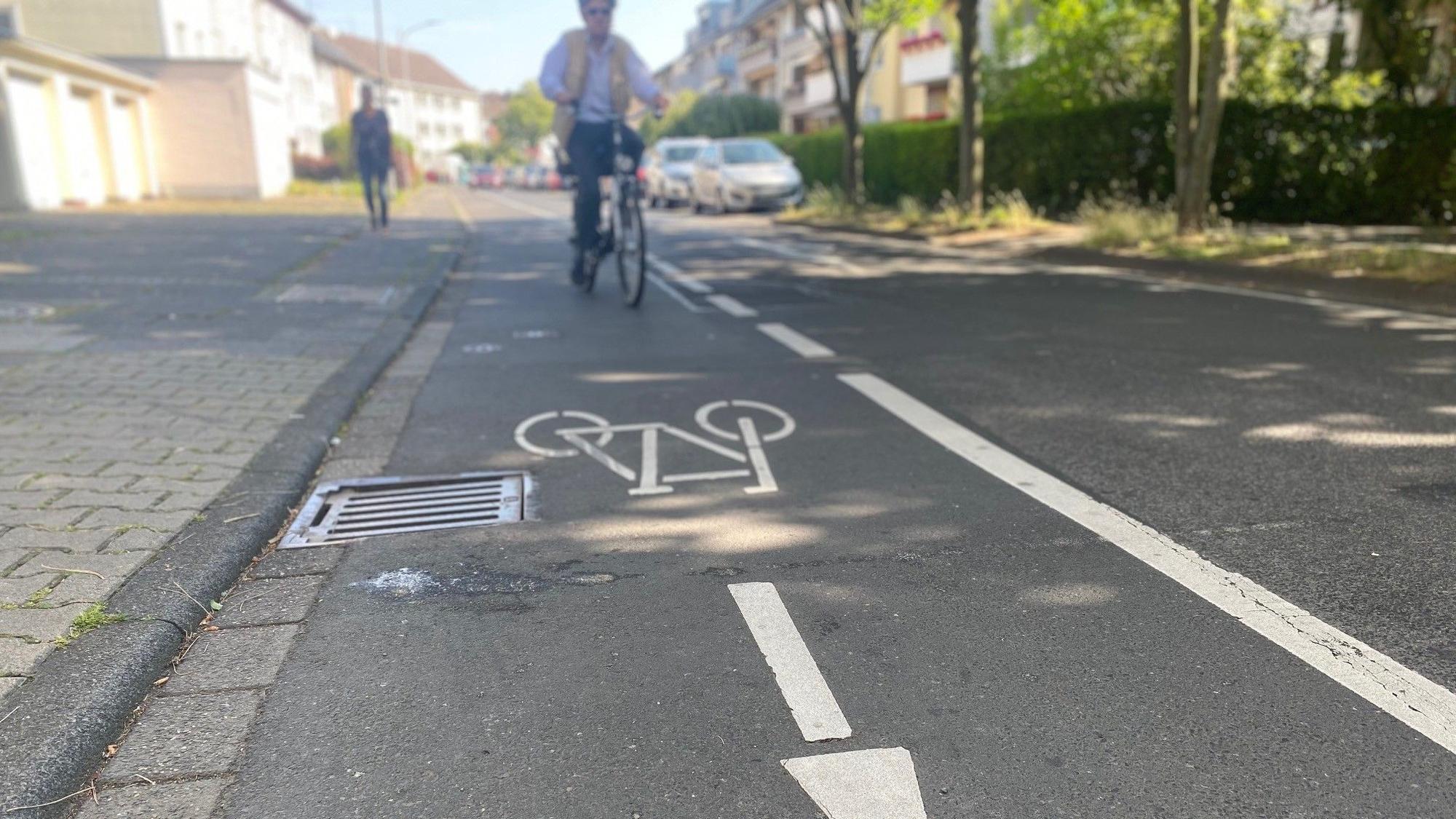 Zu sehen ist eine Radwegmarkierung.