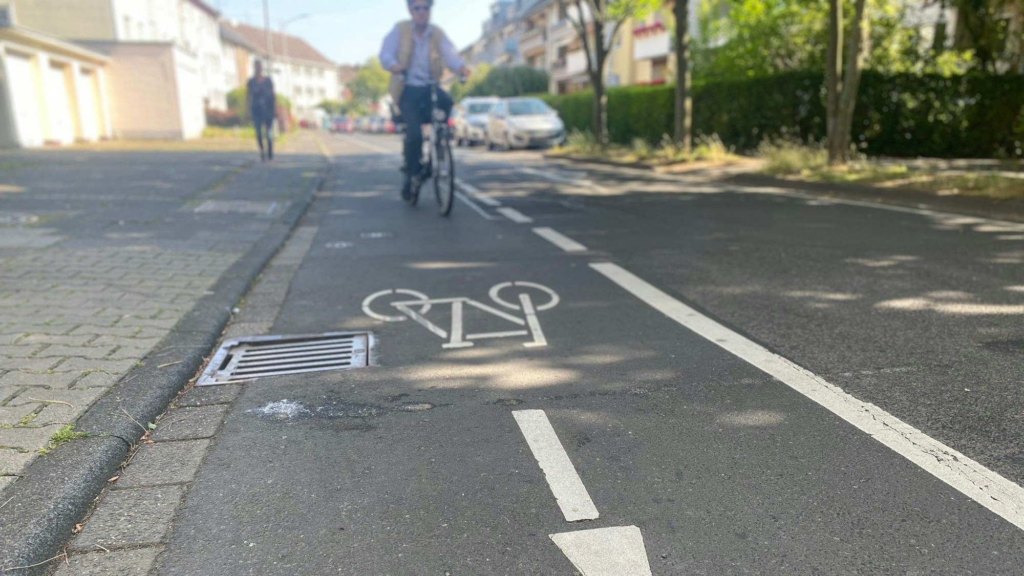 Zu sehen ist eine Radwegmarkierung.