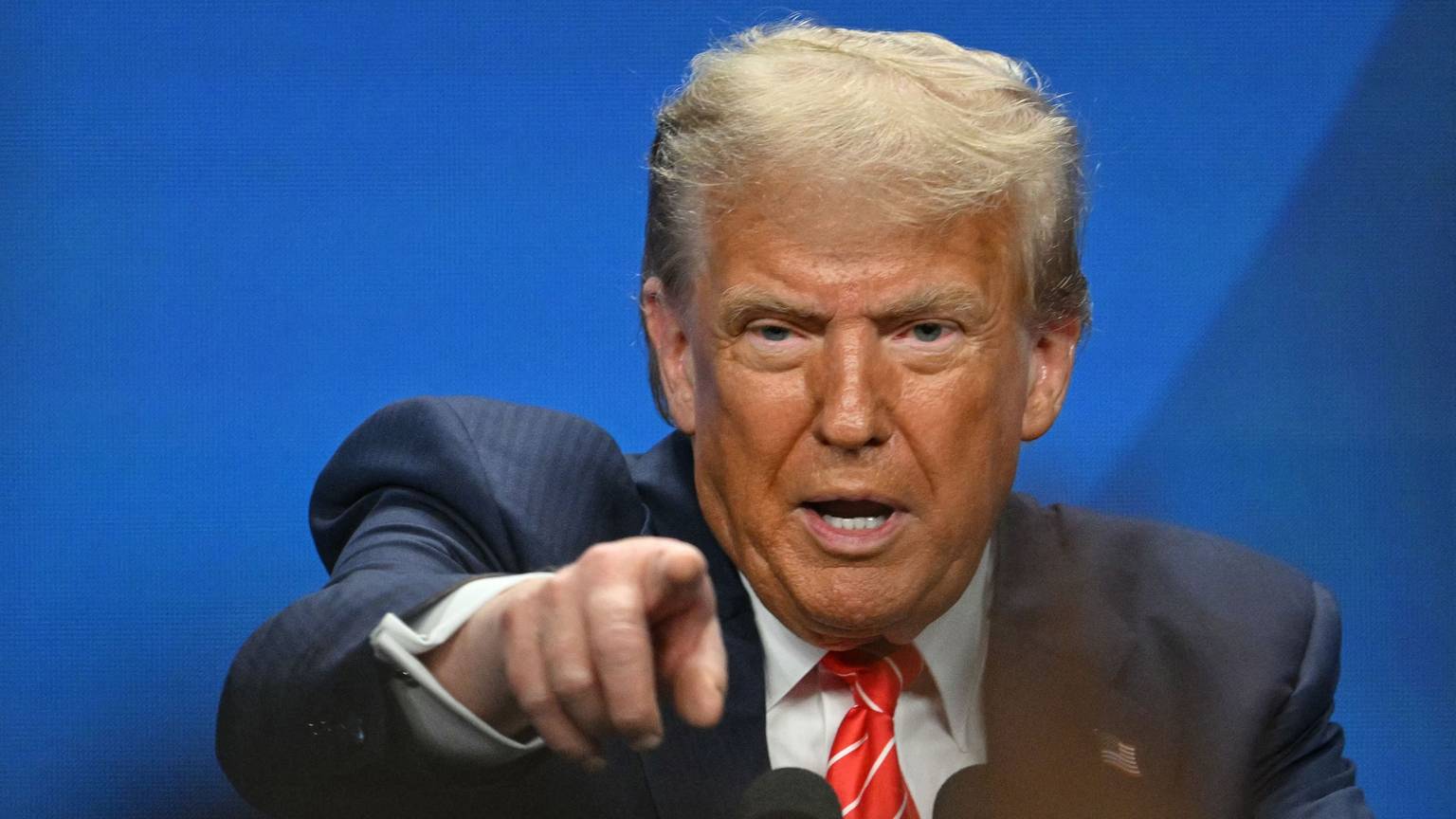 US-Präsident Donald Trump spricht auf einer Pressekonferenz während des NATO-Gipfels in The Hague.