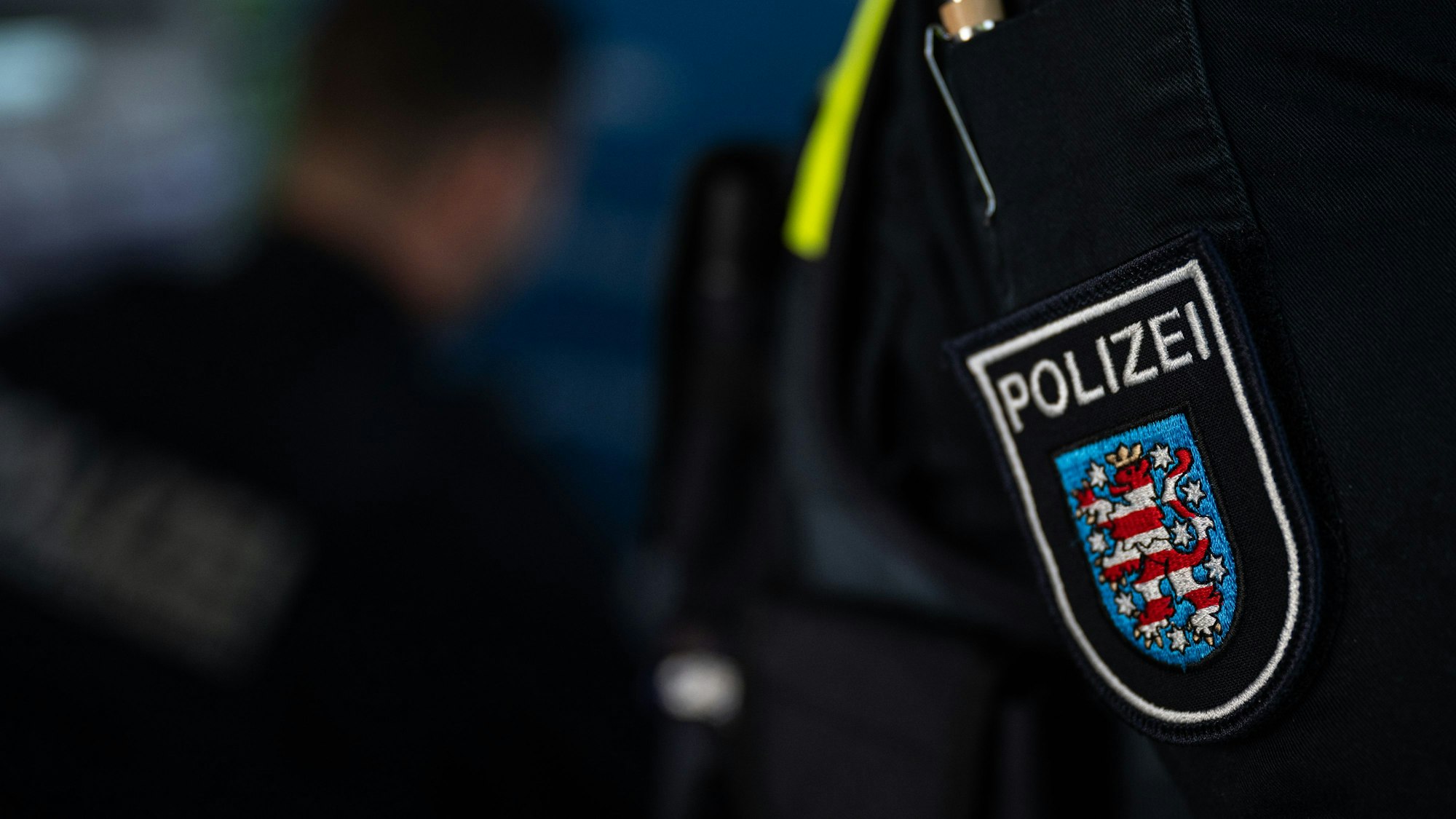 Blick auf ein Thüringer Polizeiwappen. (Archivbild)