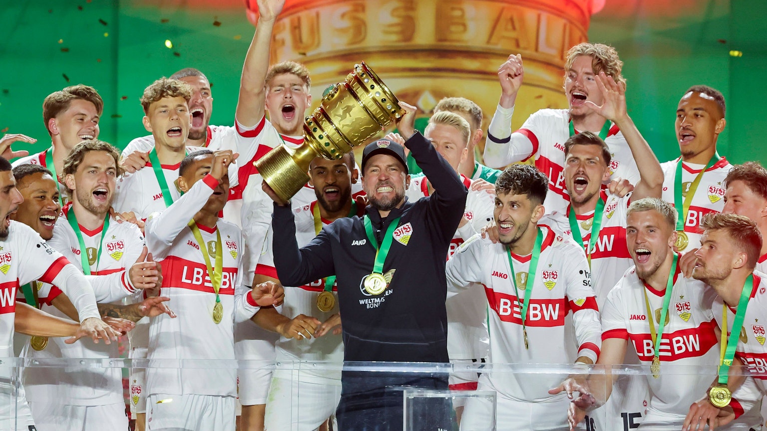 Der Traum aller Klubs: Trainer Sebastian Hoeneß hat mit dem VfB Stuttgart den DFB-Pokal 2025 gewonnen.