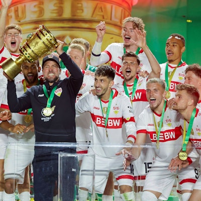 Der Traum aller Klubs: Trainer Sebastian Hoeneß hat mit dem VfB Stuttgart den DFB-Pokal 2025 gewonnen.