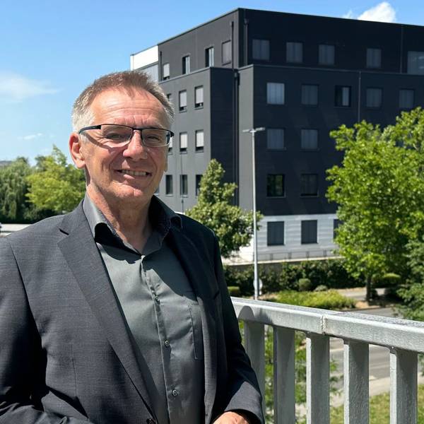 Rainer Gleß auf der Mewasseret-Zion-Brücke in Sankt Augustin zwischen Technischem Rathaus und dem Einkaufszentrum Huma.