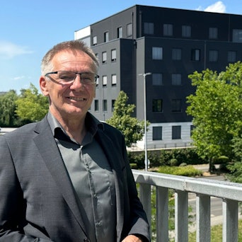 Rainer Gleß auf der Mewasseret-Zion-Brücke in Sankt Augustin zwischen Technischem Rathaus und dem Einkaufszentrum Huma.