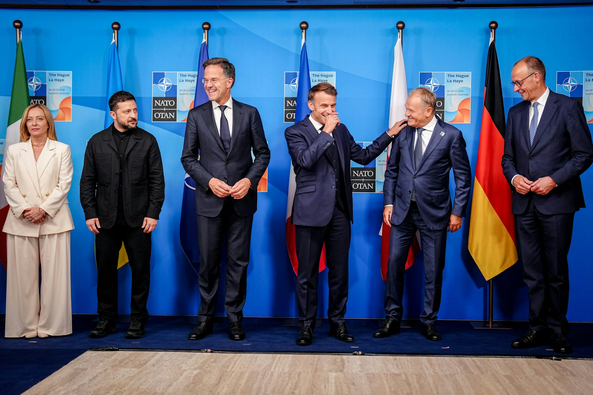 Den Haag: Giorgia Meloni (l-r), Ministerpräsidentin von Italien, Wolodymyr Selenskyj, Präsident der Ukraine, Mark Rutte, Generalsekretär der Nato, Frankreichs Präsident Emmanuel Macron, Donald Tusk, Ministerpräsident von Polen, und Bundeskanzler Friedrich Merz (CDU)