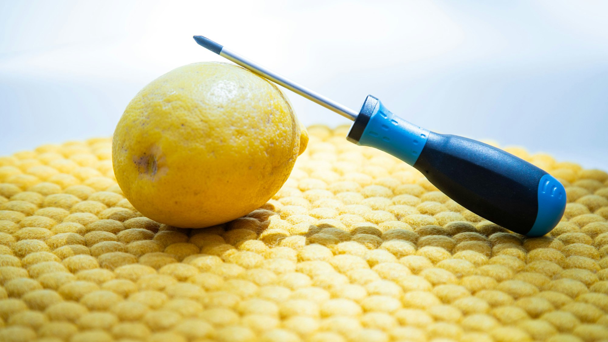 Lässt sich eine Zitrone mit Hilfe eines Schraubendrehers besser auspressen?