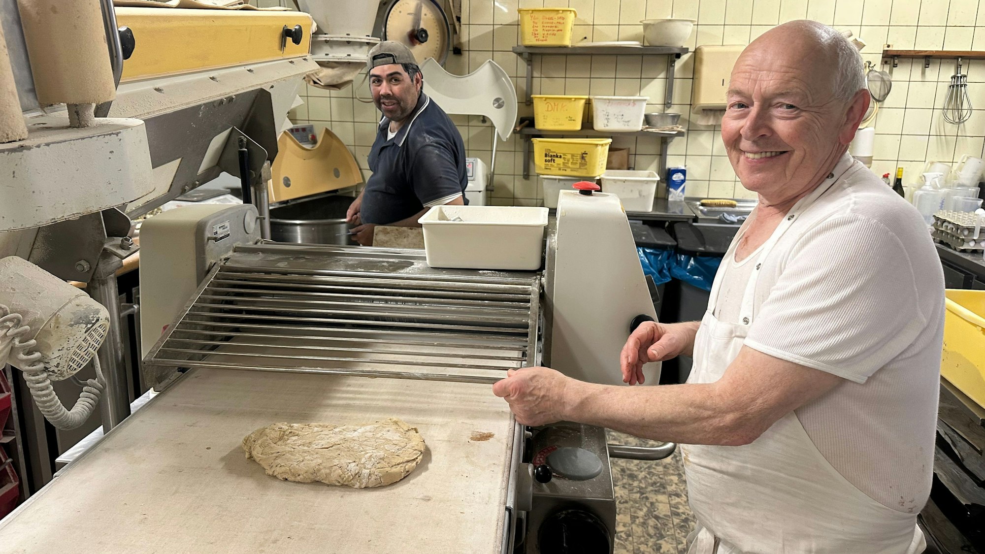 Bäckermeister Stephan Profittlich hört am 30. September 2025 auf. Im Hintergrund sein Mitarbeiter Manuel Osterloh, der seit 1998 dabei ist.