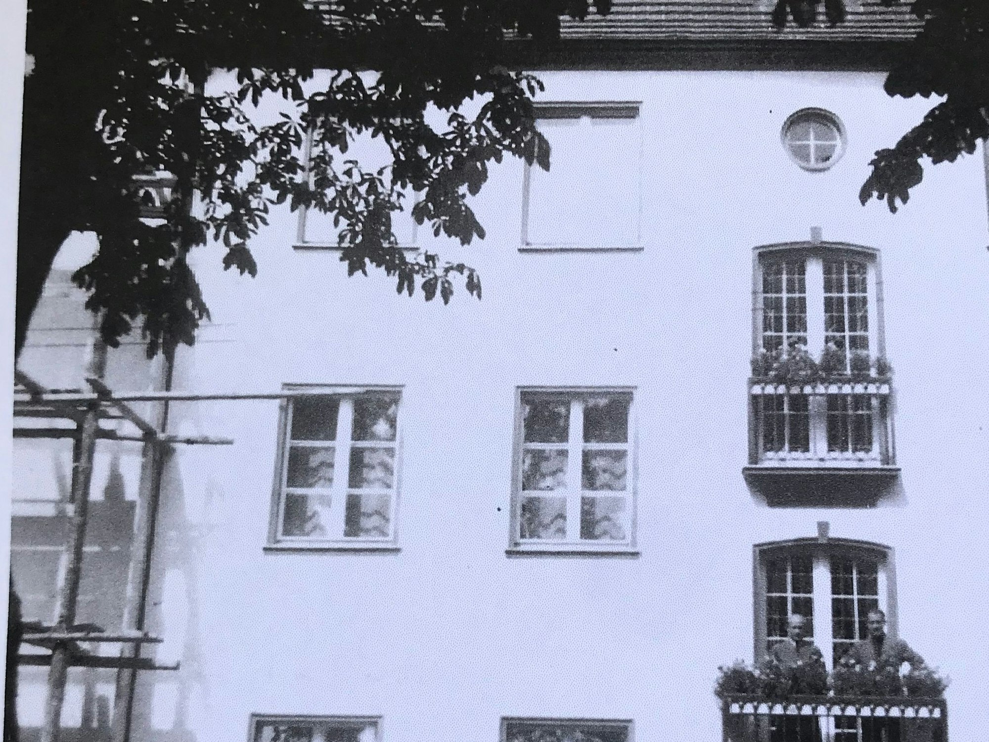 Das Haus, das Opa Goeritz ein paar Jahre vor der Flucht hat neu bauen lassen. Unten rechts sieht man Joachim Goeritz' Vater und seinen Onkel auf dem Balkon stehen.
