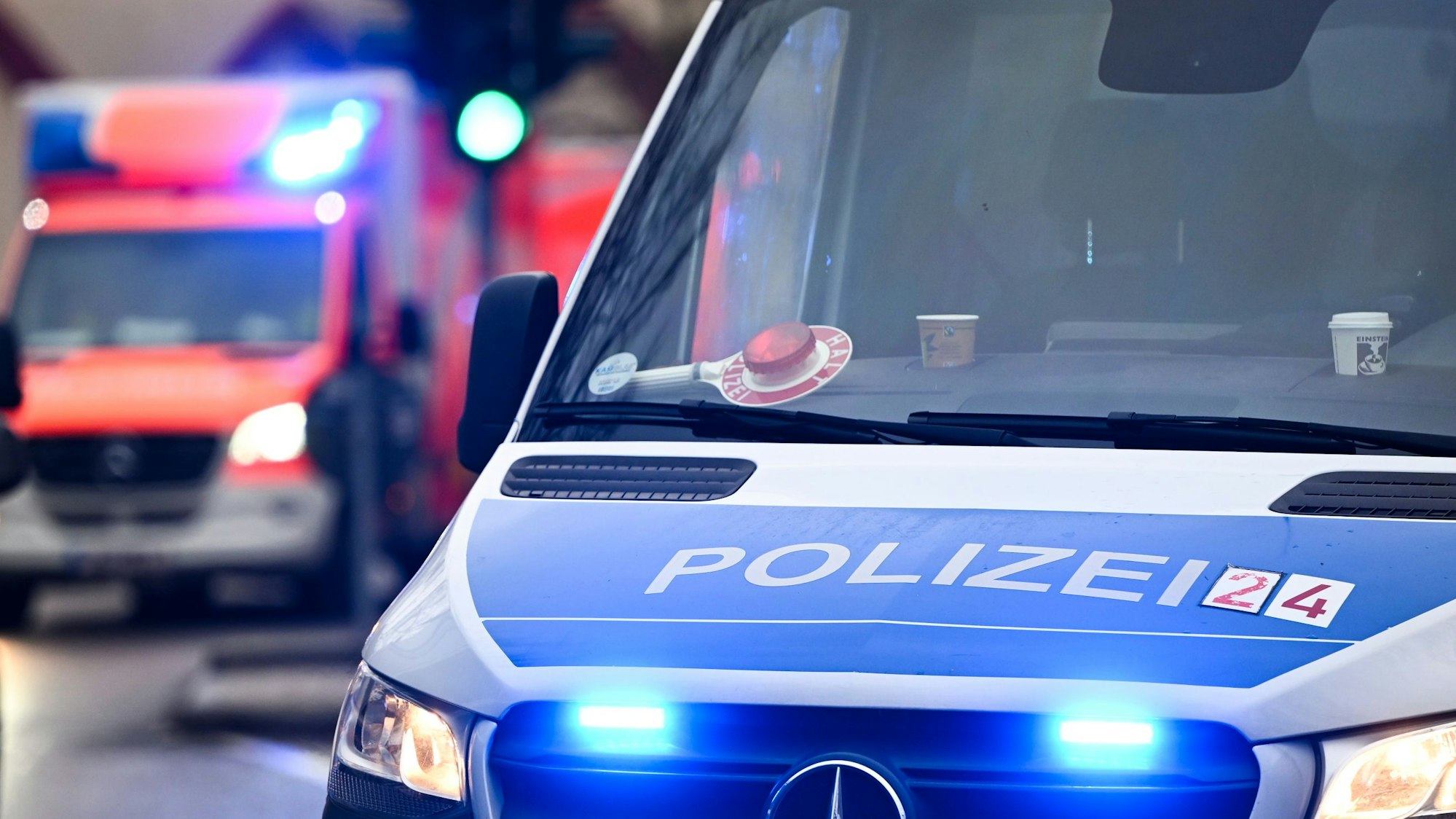 Ein Polizeiauto und ein Rettungswagen mit Blaulicht. (Archivbild)