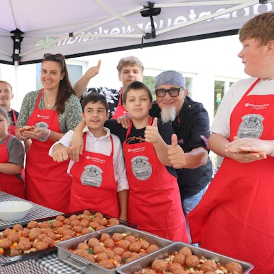 Sterneküche macht Schule, Stefan Marquard (2.v.r.) kocht mit den Kindern und Helfern der Abenteuerwerksatt