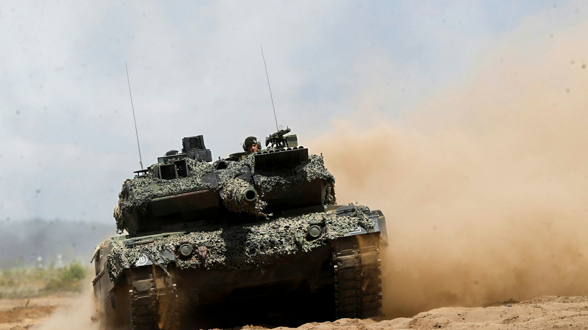 Das Bidl zeigt einen Kampfpanzer Leopard 2A6 der Bundeswehr. Foto: Mindaugas Kulbis/AP/dpa