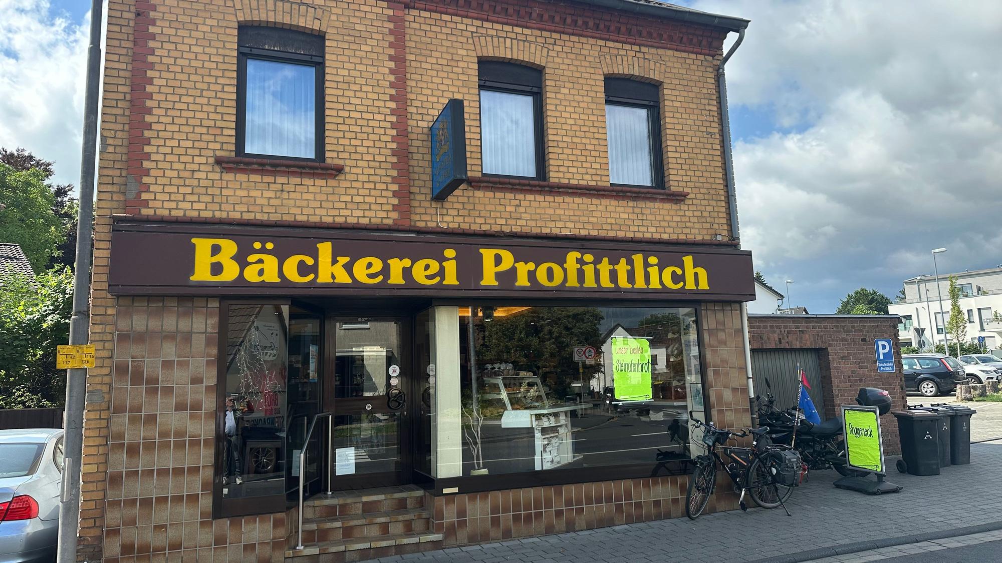 Ladenlokal und Backstube von Bäckermeister Stephan Profittlich an der Hauptstraße 47 in Sankt Augustin-Niederpleis.