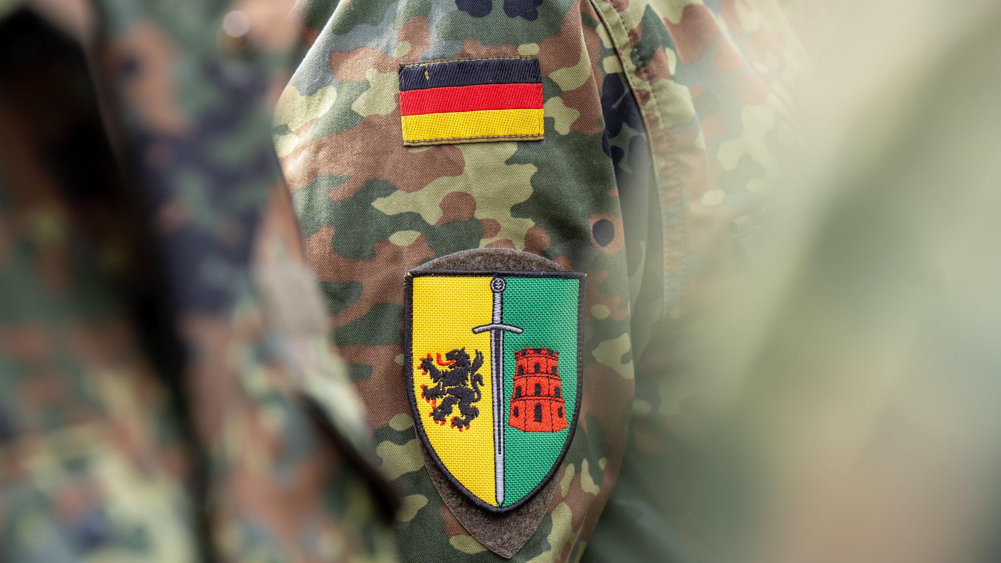 Ein Bundeswehrsoldat steht mit dem Patch der Litauen-Brigade beim Aufstellungsappell der Panzerbrigade 45 in der litauischen Hauptstadt.