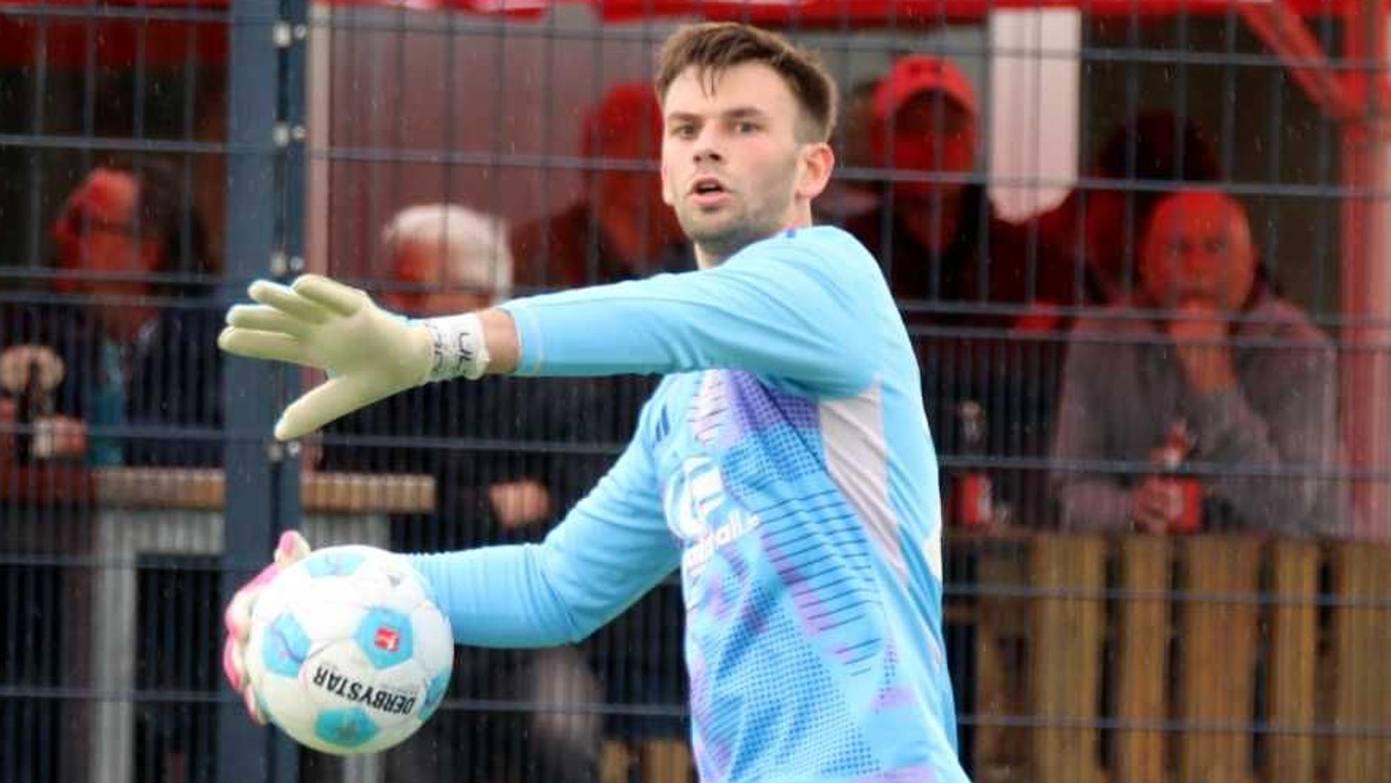 Torwart Julian Becker (TuS Zülpich) beim Abwurf des Balls.