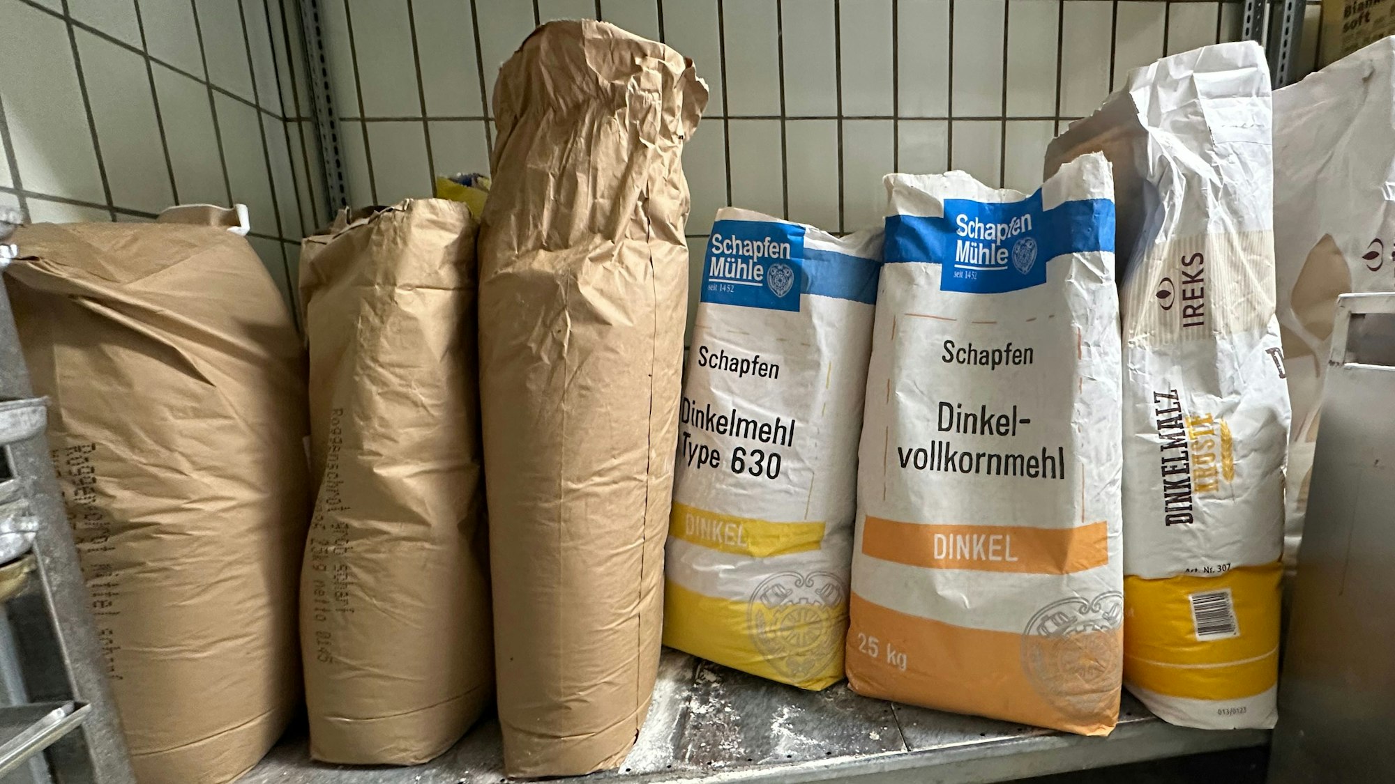 Frisch wird der Teig morgens in der Backstube geknetet. Die Zutaten stehen im Lagerraum.