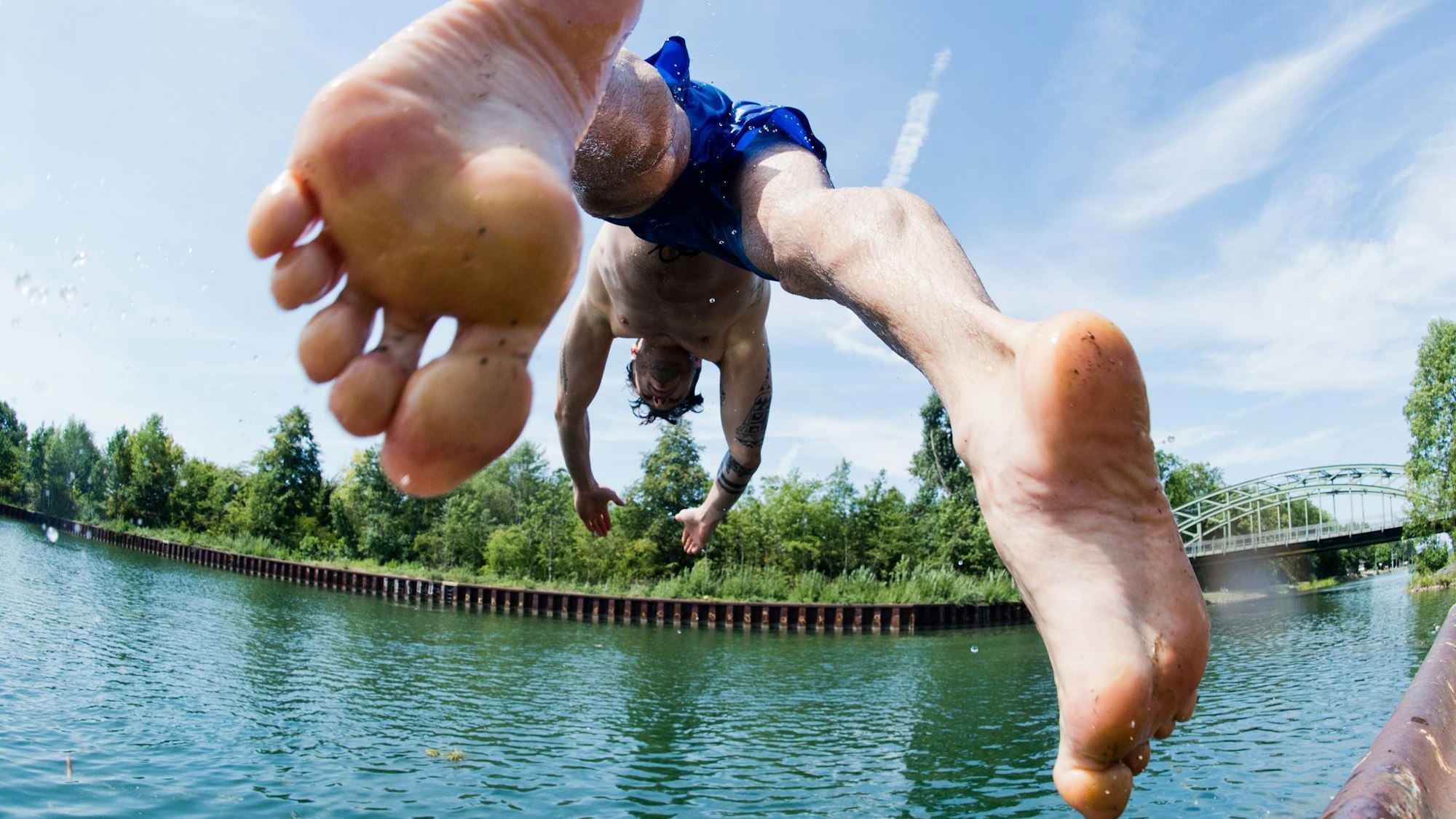 Wer mit dem Kopf voran springen will, sollte das Gewässer vorab prüfen.