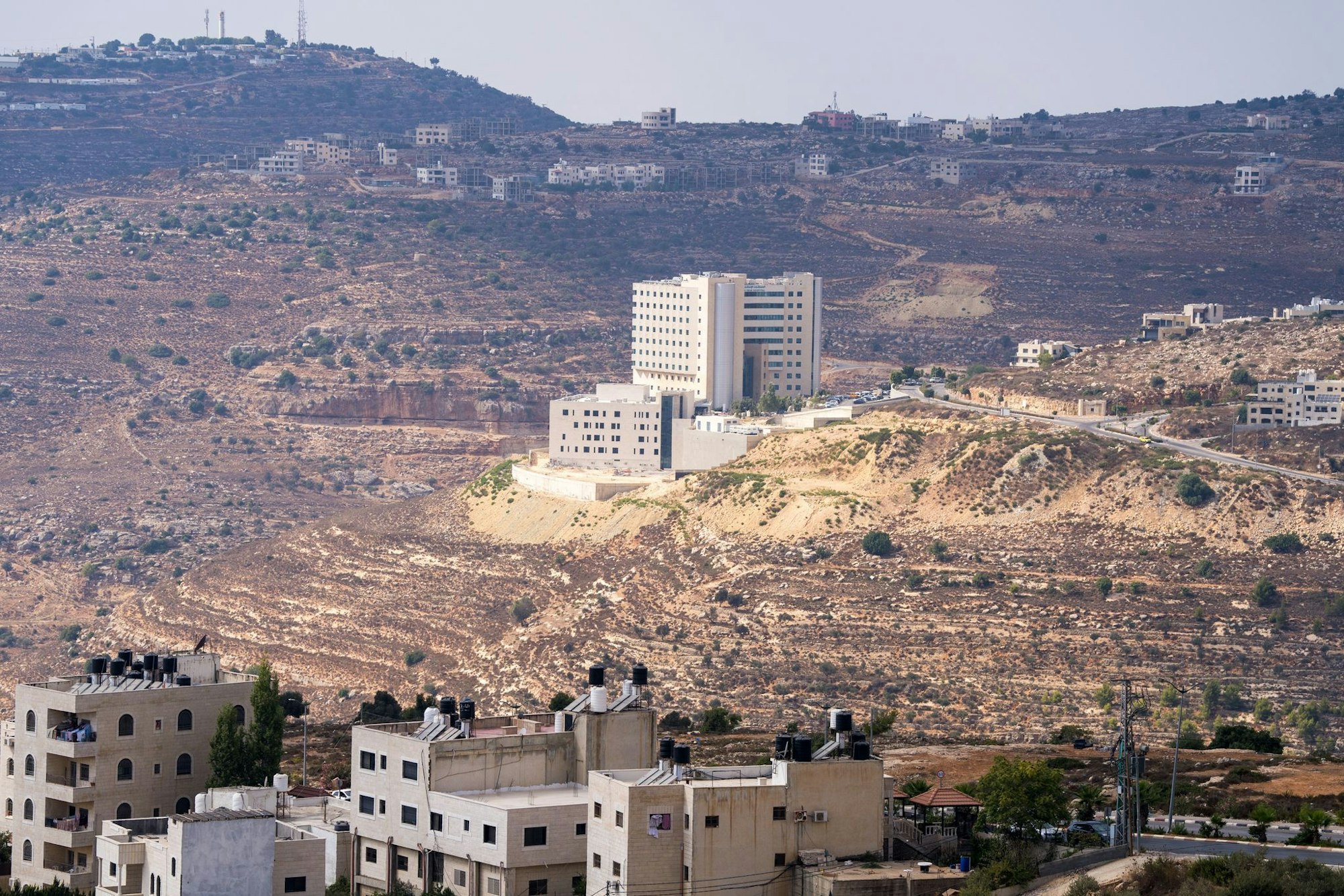 Bei einem Angriff israelischer Siedler auf ein palästinensisches Dorf gab es Tote und Verletzte.