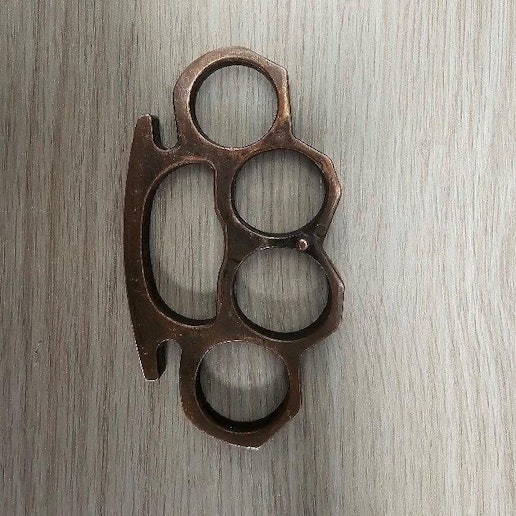 Sichergestellter Schlagring bei Luftsicherheitskontrolle am Flughafen Köln/Bonn