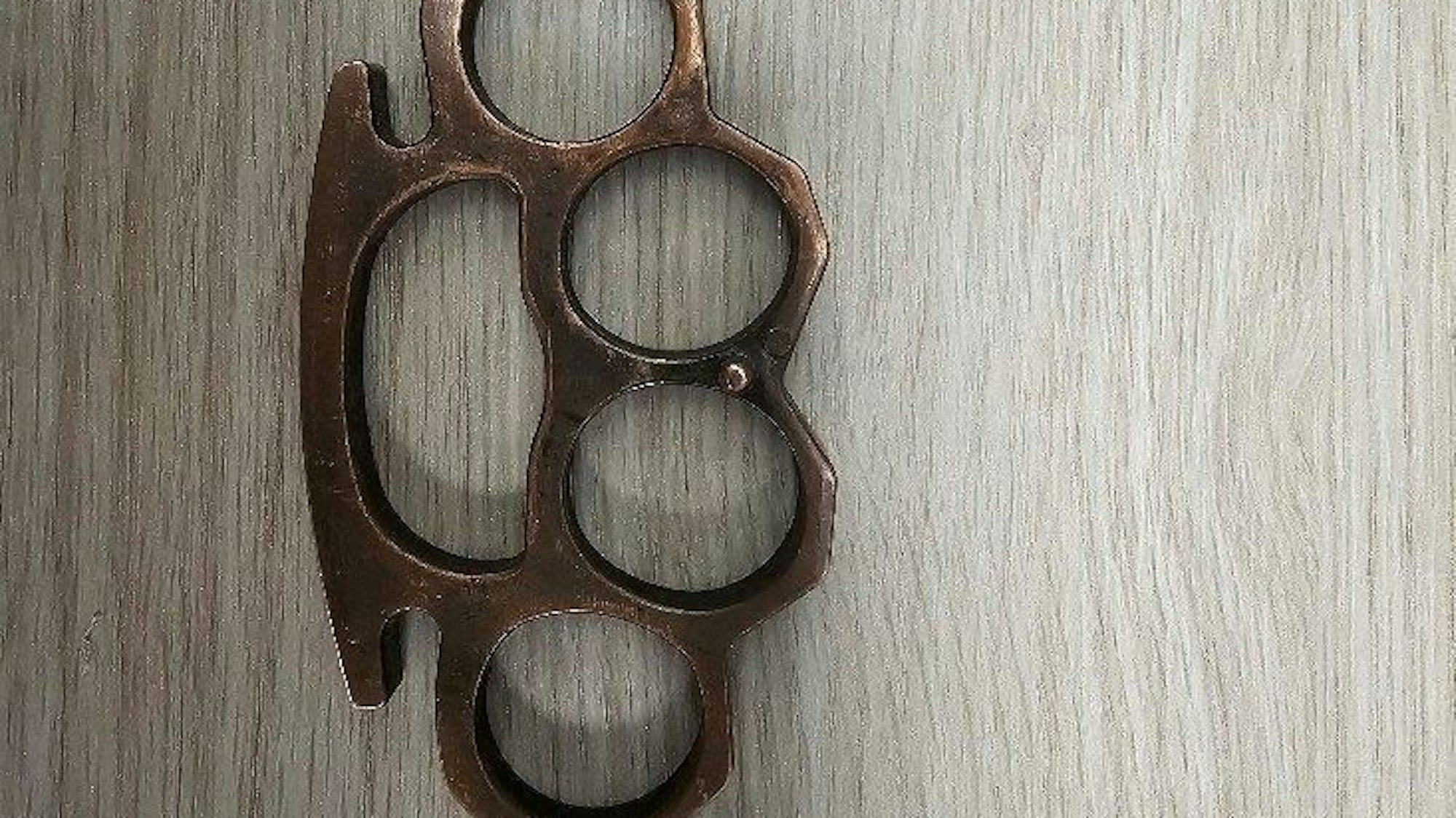 Sichergestellter Schlagring bei Luftsicherheitskontrolle am Flughafen Köln/Bonn