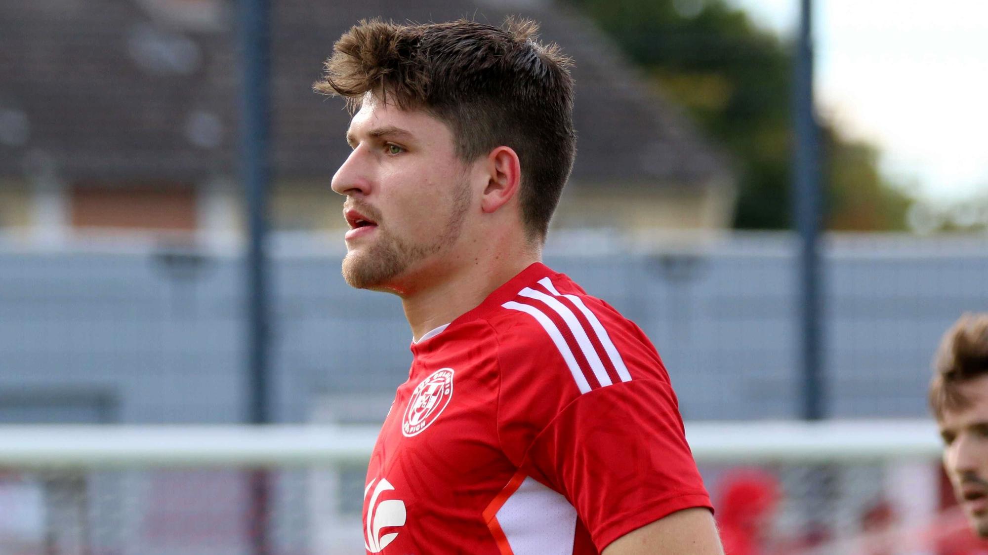 Seitliche Porträtaufnahme des Fußballers Constantin Pennartz vom TuS Zülpich.