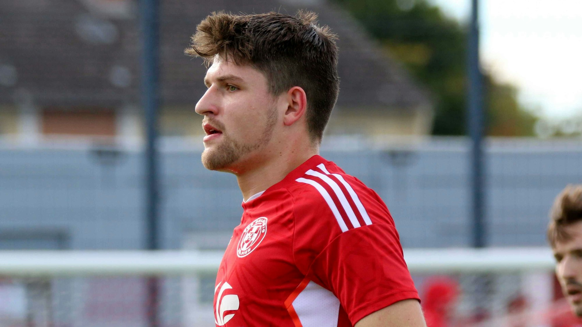 Seitliche Porträtaufnahme des Fußballers Constantin Pennartz vom TuS Zülpich.