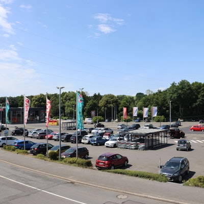 Sechs Lebensmittelmärkte und Fachgeschäfte sind am Raabeweg in Waldbröl ansässig. Der Parkplatz in ihrer Mitte soll so bald wie möglich von einer riesigen Photovoltaik-Anlage überspannt werden.