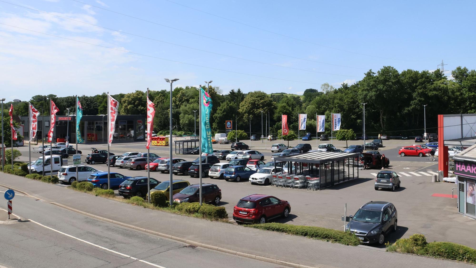 Sechs Lebensmittelmärkte und Fachgeschäfte sind am Raabeweg in Waldbröl ansässig. Der Parkplatz in ihrer Mitte soll so bald wie möglich von einer riesigen Photovoltaik-Anlage überspannt werden.