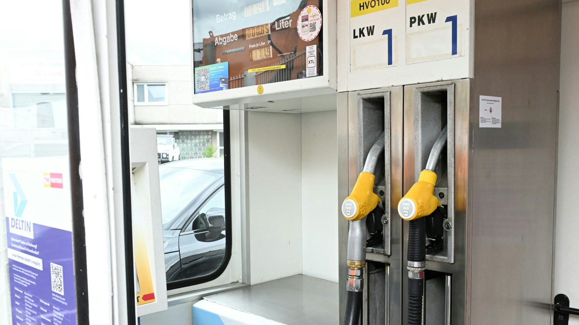 Zwei Zapfsäulen für Pkw und Lkw hängen nebeneinander.