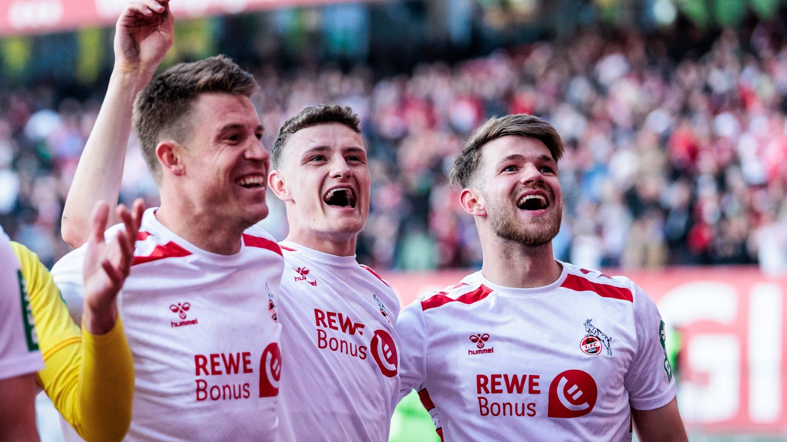 Dominique Heintz, Eric Martel und Jan Thielmann (v.l.) freuen sich über den Sieg des 1. FC Köln in Nürnberg.