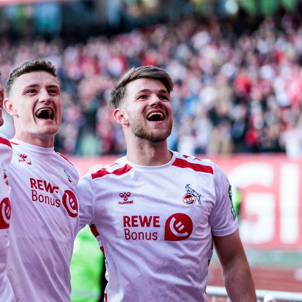 Dominique Heintz, Eric Martel und Jan Thielmann (v.l.) freuen sich über den Sieg des 1. FC Köln in Nürnberg.