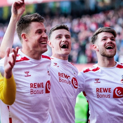 Dominique Heintz, Eric Martel und Jan Thielmann (v.l.) freuen sich über den Sieg des 1. FC Köln in Nürnberg.