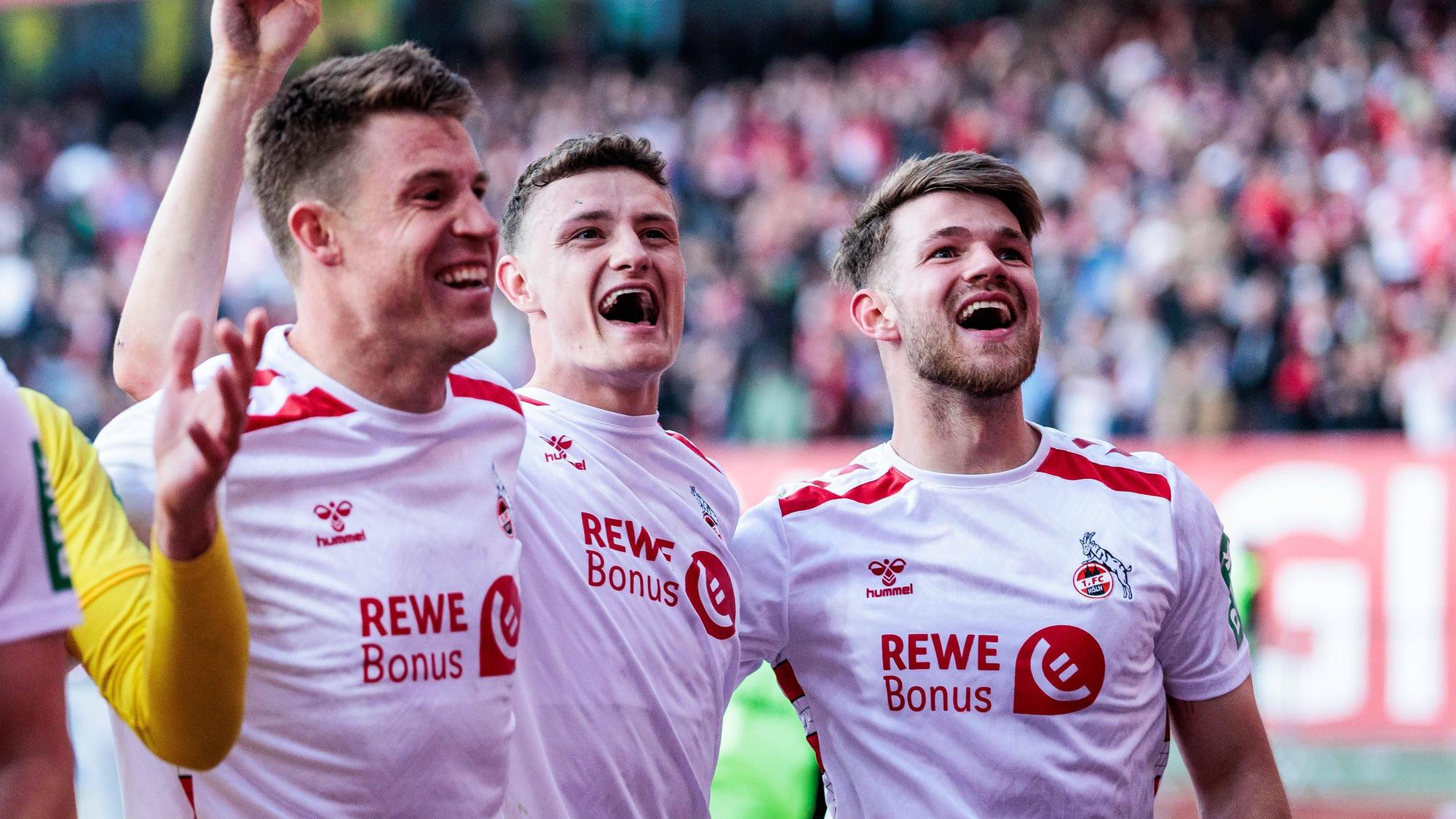 Dominique Heintz, Eric Martel und Jan Thielmann (v.l.) freuen sich über den Sieg des 1. FC Köln in Nürnberg.