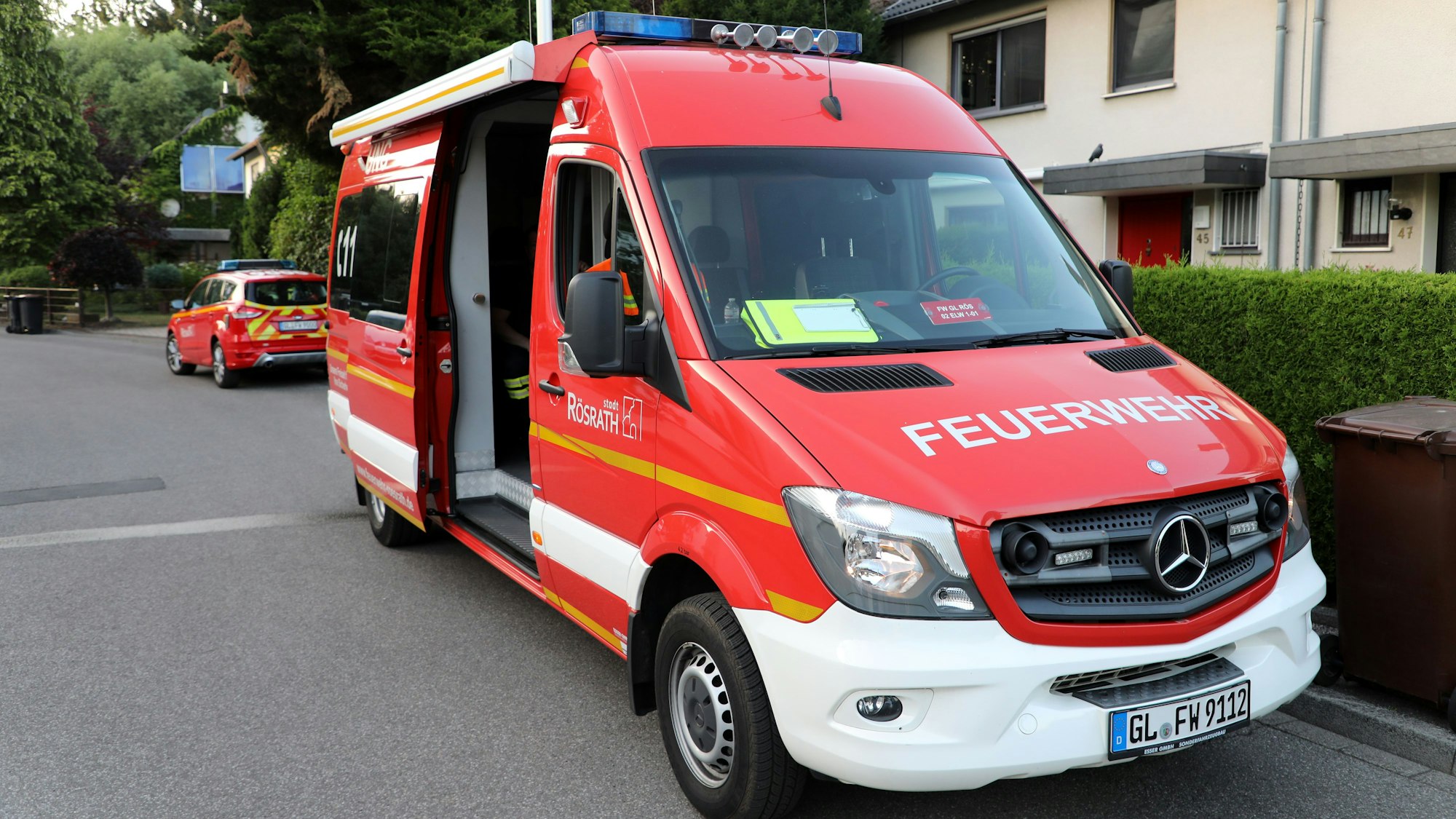 Der Einsatzleitwagen der Feuerwehr Rösrath steht in einer Straße in Rösrath.