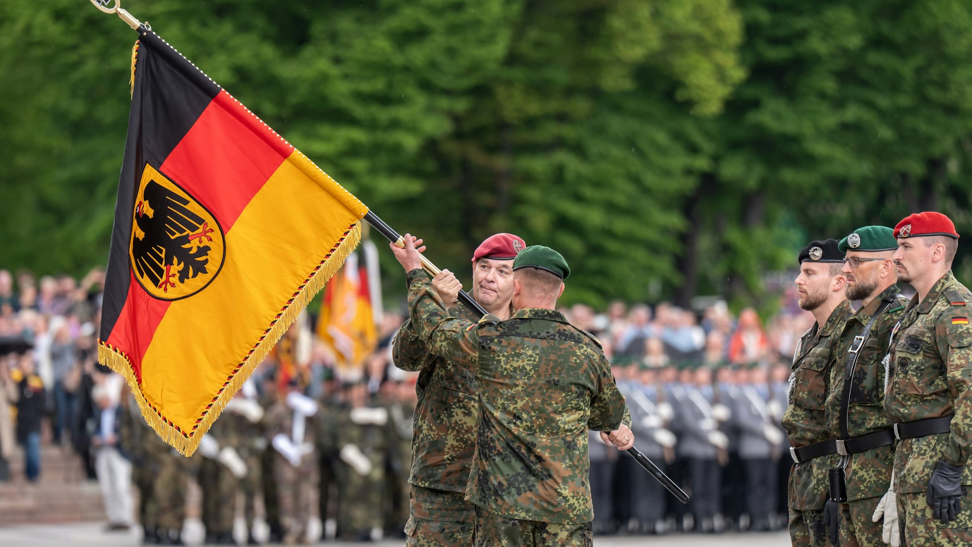 Vilnius: Alfons Mais, Generalinspekteur des Heeres übergibt die Truppenfahne an Christoph Huber, Kommandeur der Panzerbrigade 45, beim Aufstellungsappell der Panzerbrigade 45.