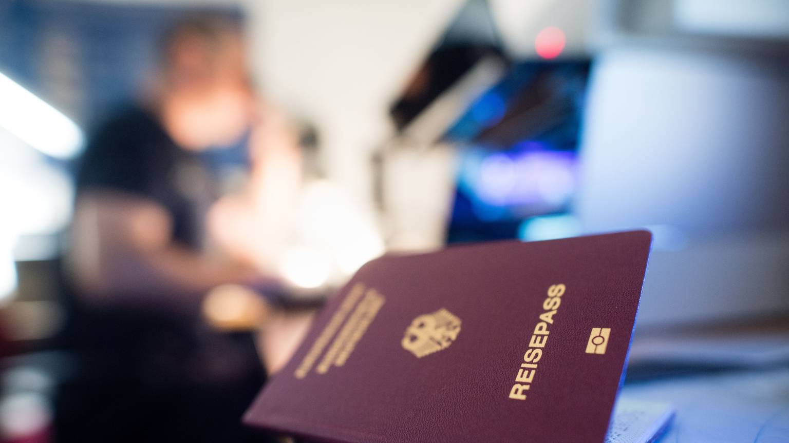 Wer als Geflüchteter den deutschen Pass erhalten möchte, muss sich häufig auf Jahre lange Bearbeitungszeiten einstellen.