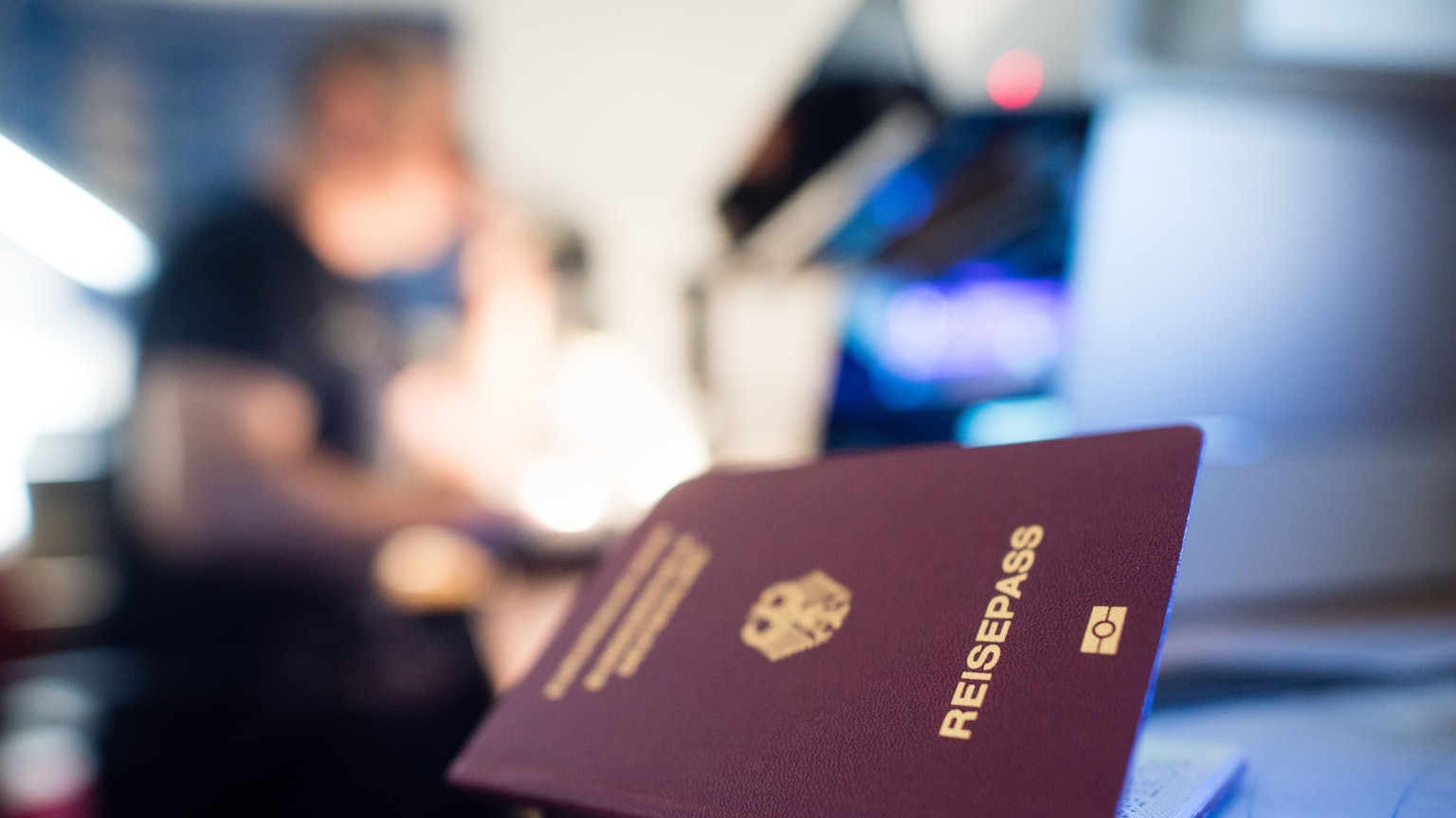 Wer als Geflüchteter den deutschen Pass erhalten möchte, muss sich häufig auf Jahre lange Bearbeitungszeiten einstellen.