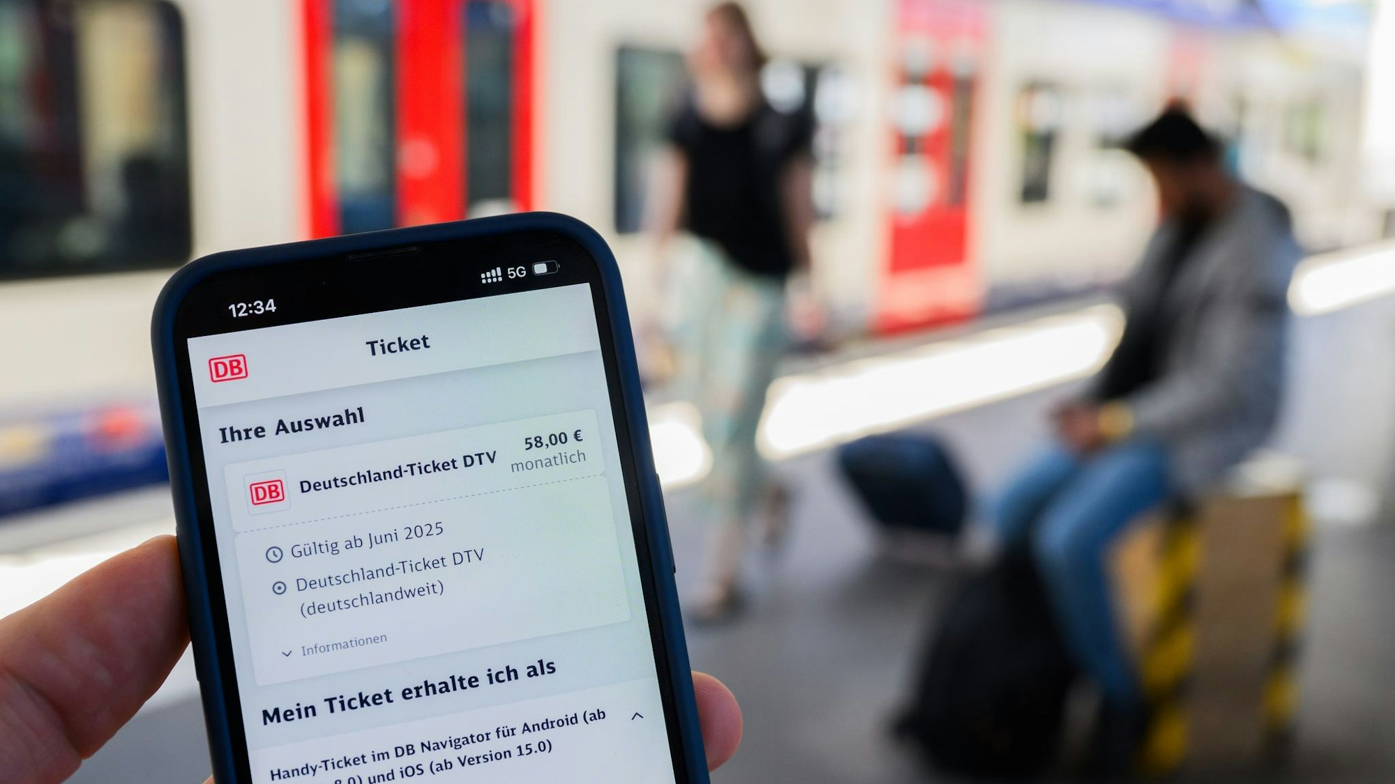Nutzerinnen und Nutzer müssen sich ab 2029 auf einen deutlich höheren Preis beim Deutschlandticket einstellen. (Symbolbild)