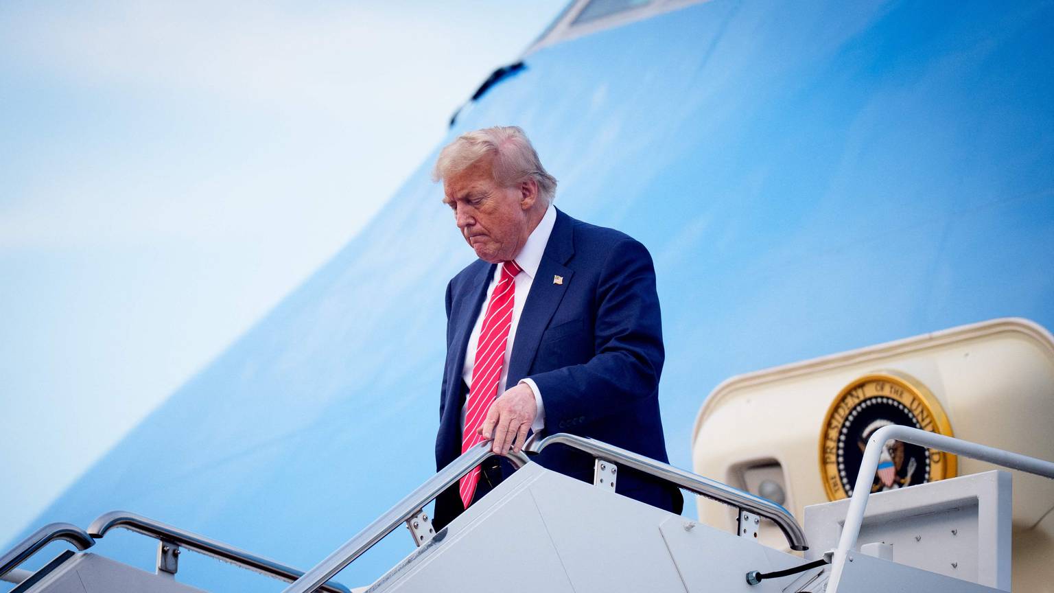 US-Präsident Donald Trump kehrt am 24. Juni 2025 vom NATO-Gipfel 2025 auf der Joint Base Andrews, Maryland, zurück.