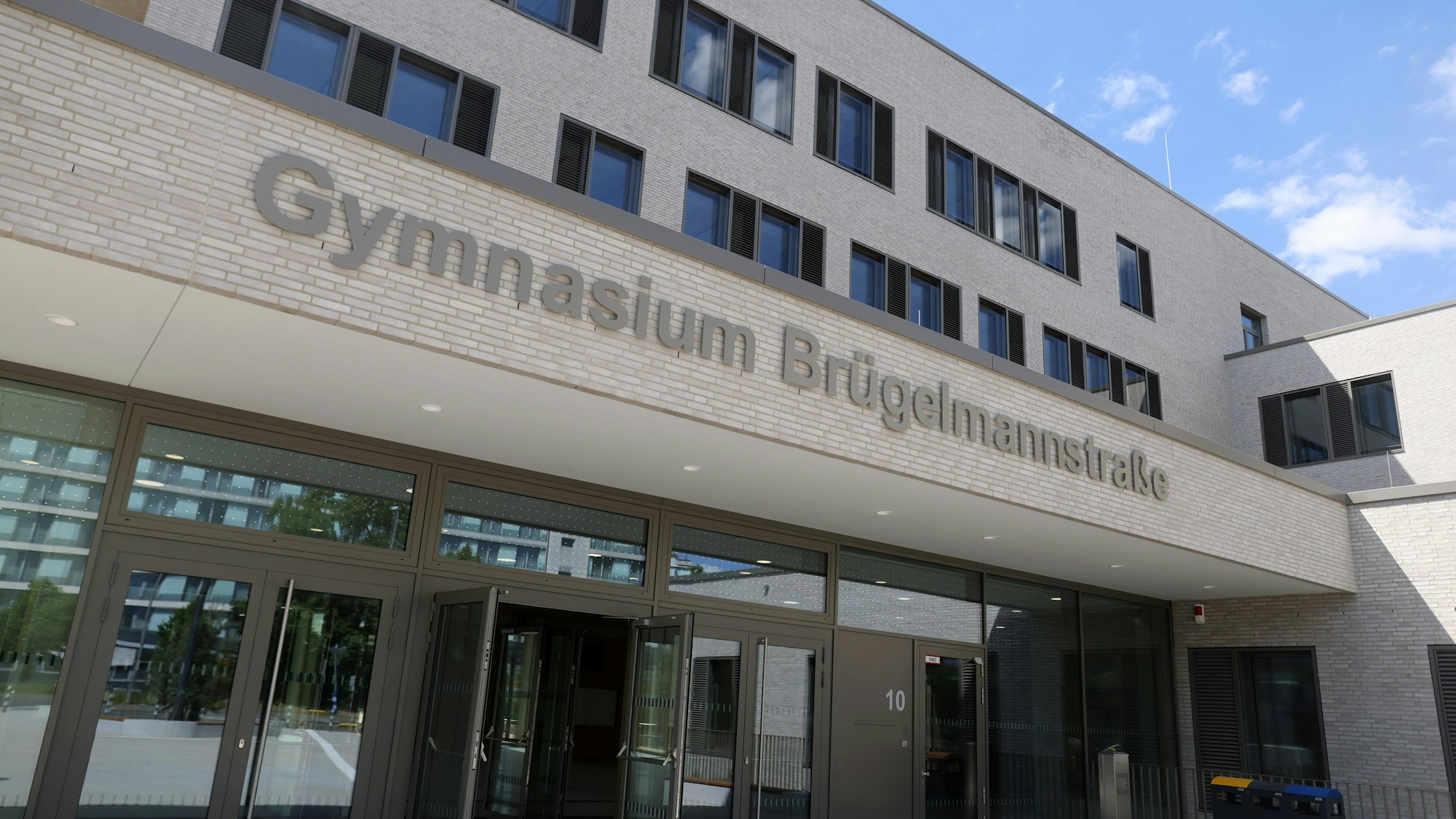 Eingang eines neuen Schulgebäudes
