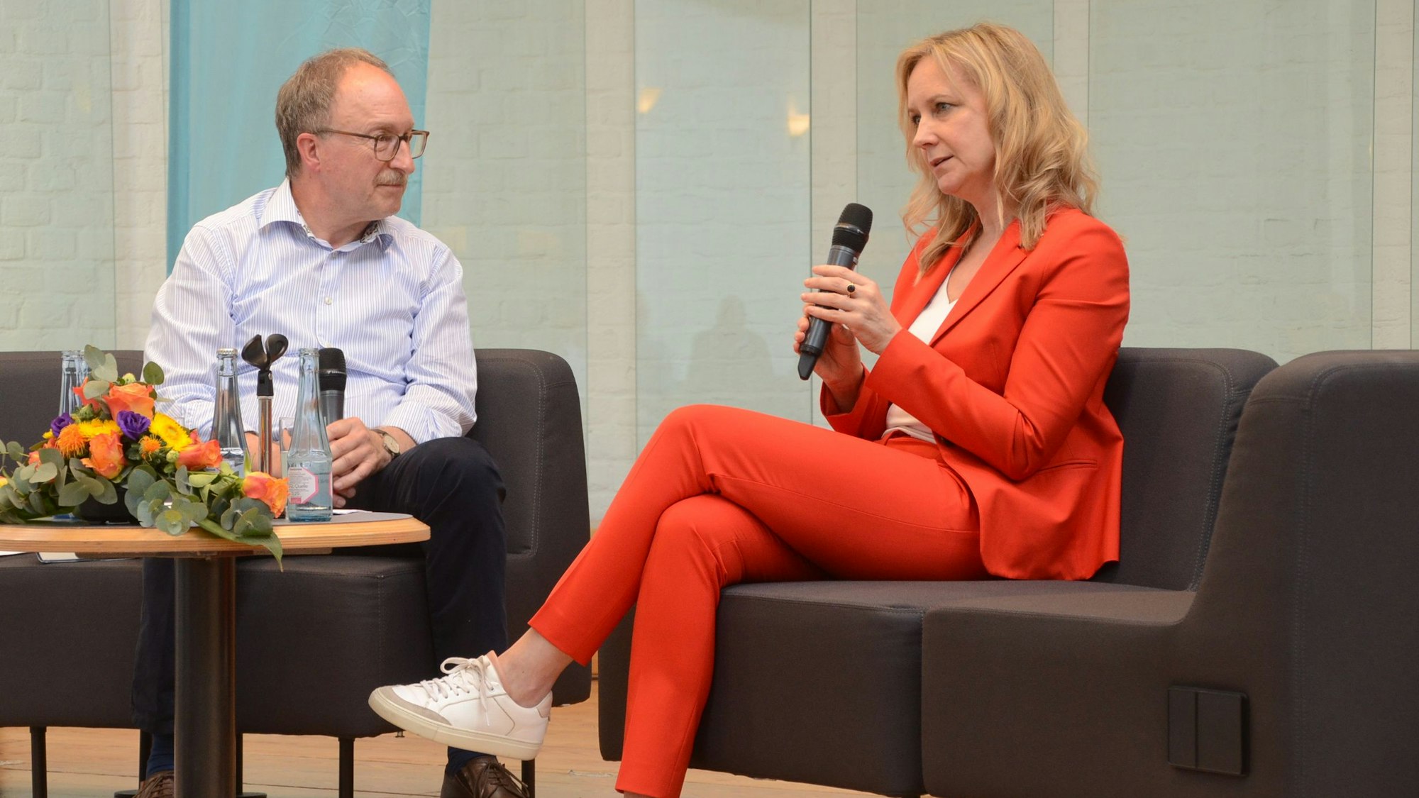18. Fabrikgespräch der CDU Hennef in der Meys Fabrik, Thomas Wallau im Gespräch mit Eva Christiansen, ehemalige Pressesprecherin von Angela Merkel