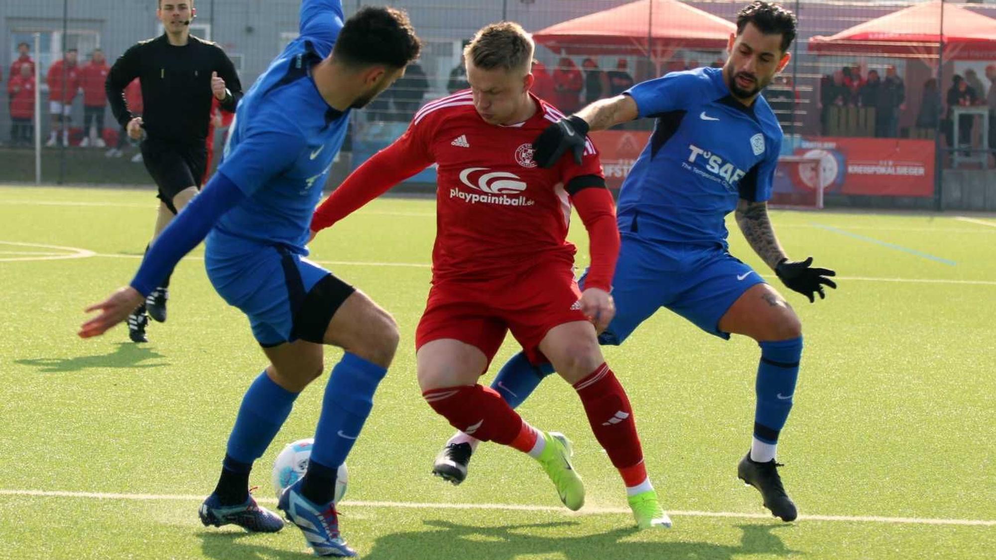 Fußballer Marvin Iskra (Mitte) im Duell mit zwei Gegenspielern.