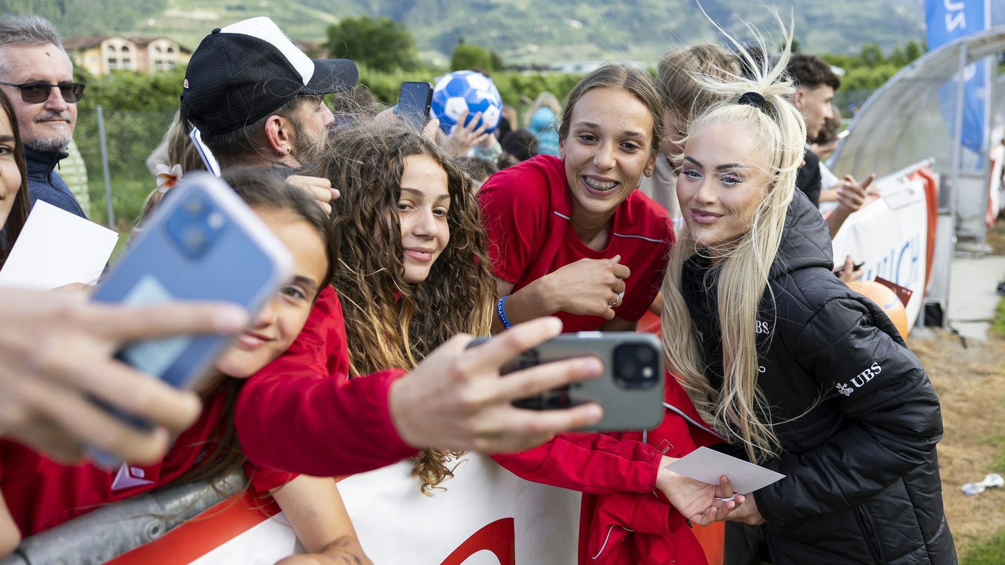 Schweizer Star nicht nur auf dem Rasen: Alisha Lehmann.