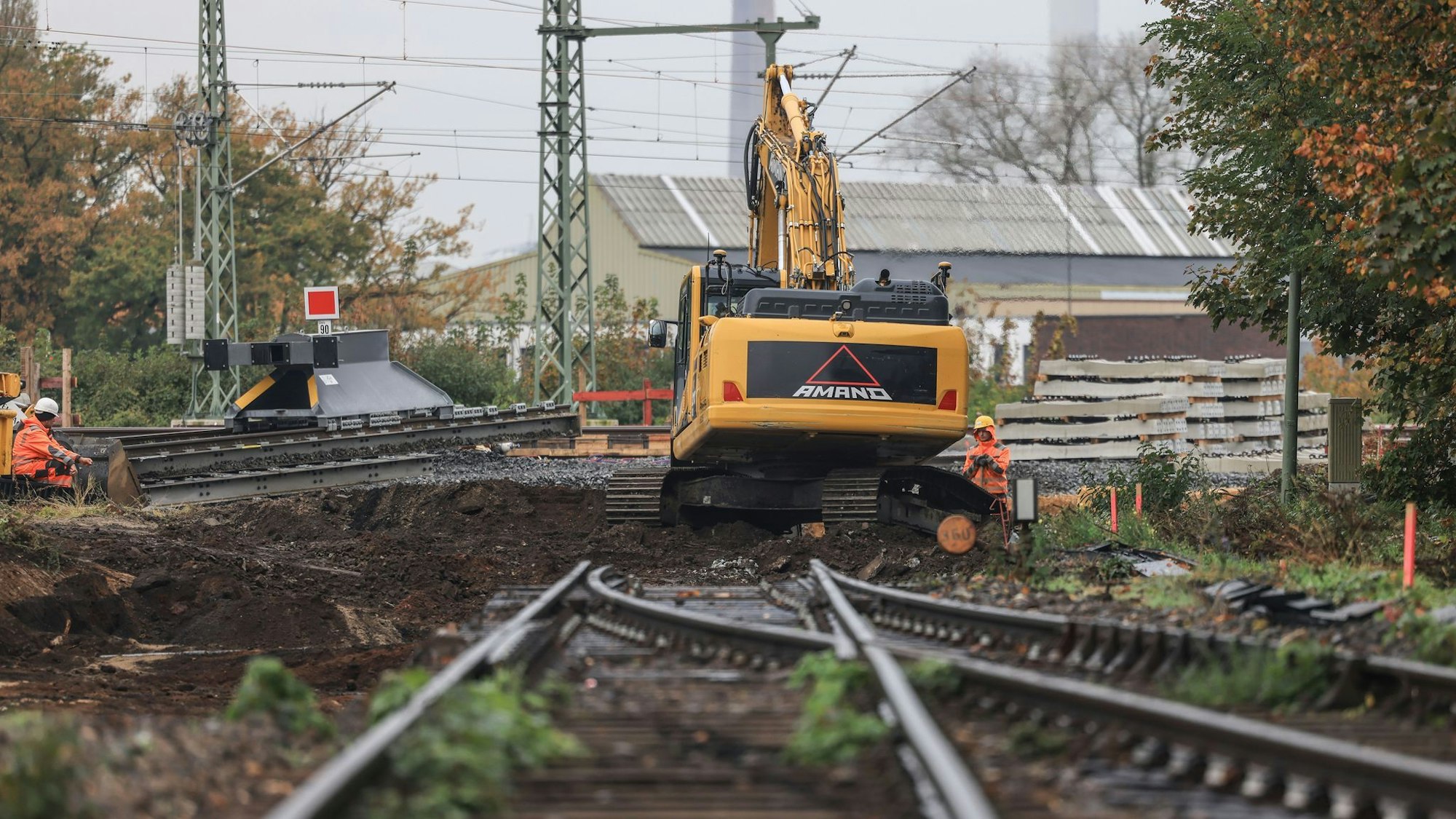 Eine Herausforderung für Ingenieure und Bauarbeiter ist die Überquerung des Wesel-Datteln-Kanals - auf drei Kilometern Länge müssen dafür die Gleise angehoben werden. (Archivbild)